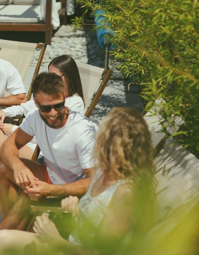 New group of friends enjoying a relaxing day together 2025 06 05 23 34 39 utc bearbeitet