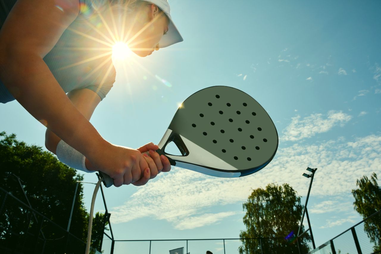 PadelRacketWomanSun