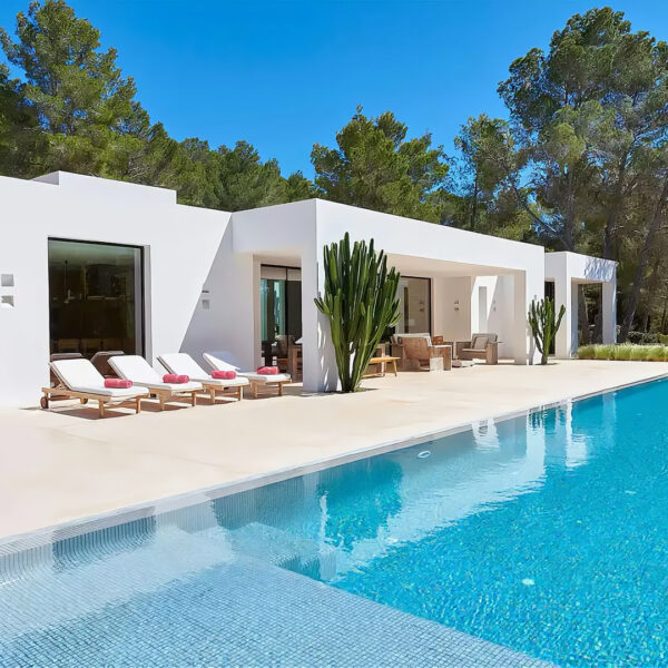 i7Pool & Hausansicht padel ibiza